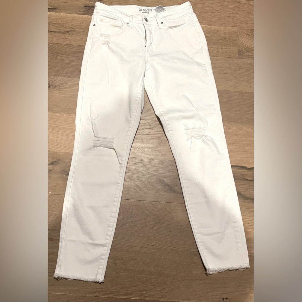 White Levi’s boyfriend jeans